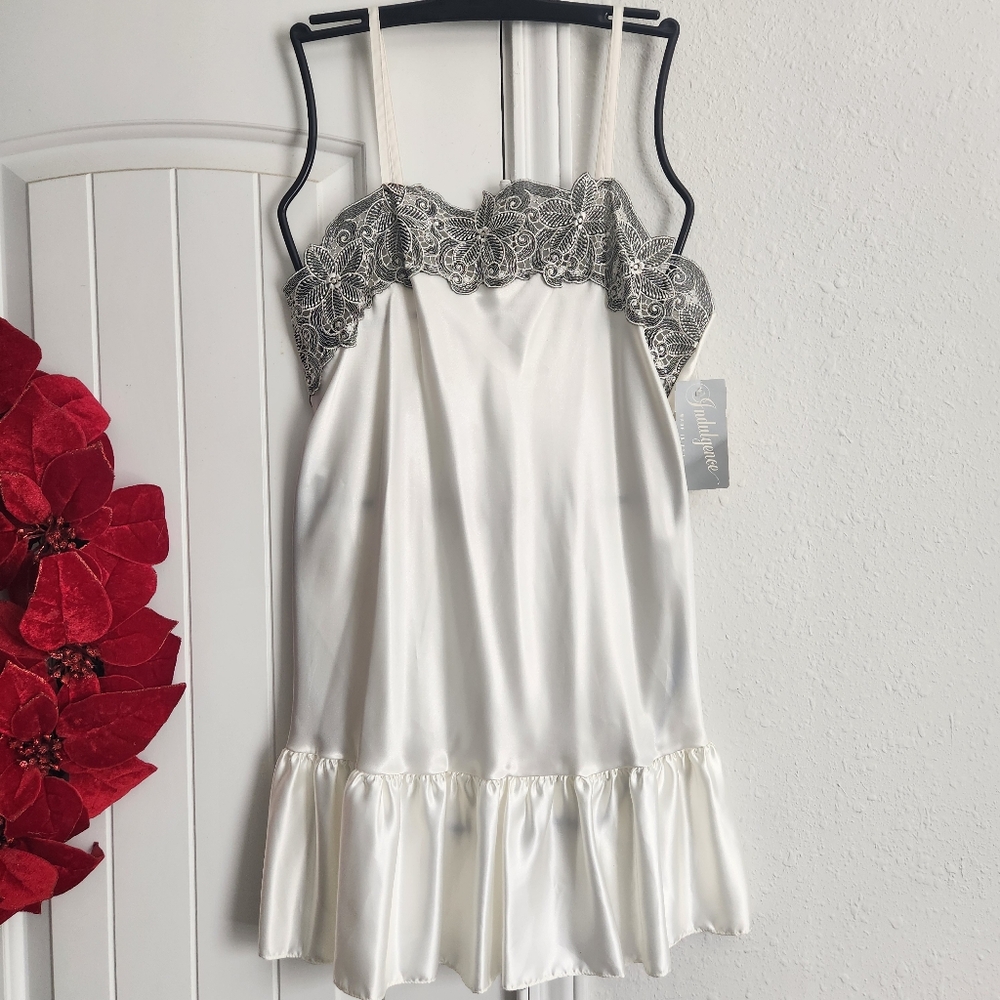 Indulgence Satin Ivory Robe & Pijama dress set Size Large - Picture 6 of 10
